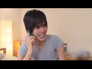 屌丝男到邻家爆乳人妻家做客,趁家中无人来朋友一起爆操