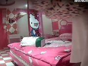 打炮很猛的眼镜哥一进hello ketty主题房就迫不及待扒妹子衣服一顿猛操 操的地动山摇床都快塌了