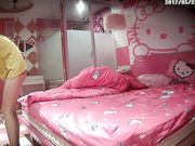 打炮很猛的眼镜哥一进hello ketty主题房就迫不及待扒妹子衣服一顿猛操 操的地动山摇床都快塌了