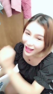 性感混血网红曼曼和大屌猛男假装买衣服躲进商场试衣间啪啪啪