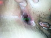 丰满巨乳美女被男友哥们故意灌醉边操小穴边爆肛突然迷迷糊糊的说：我还不想怀孕