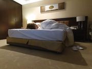 童颜气质学生妹酒店援交土豪时被各种高难度姿势狠狠爆操干的腿发软躺那不动了