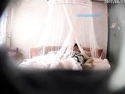 温馨可爱房情侣大学生开房造爱清纯完美身材小美女衣服没脱就被大个子眼镜男按倒干一发