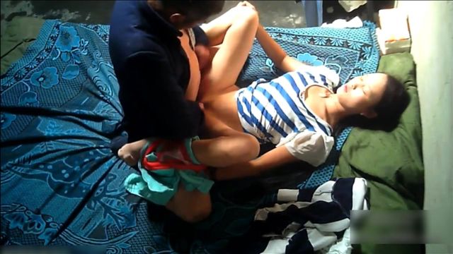 简陋房廉价的高品质小嫩鸡被花白头发老大爷啪啪啪推的还挺猛貌似还是无套阴毛都没长几根就出来卖了真是可惜了