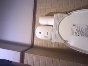 角度非常正点的高级餐厅坐厕偷拍一波接一波的年轻美眉方便拍脸又拍毛