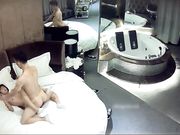 圆床套房年轻情侣激情造爱娇小短发美女被男友压着操干出好多白浆冲刺的时候超级刺激射完妹子还检查套子漏没漏