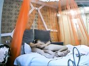 特别敏感的漂亮大眼美女酒店和新男友约会开始害羞玩手机鸡鸡插进去后爽的大叫,担心被人听见自己捂着嘴巴干!