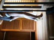 黑丝情趣装女神美女在床上玩手机不搭理小情人,最后不知男的用了什么方法不仅把她干高潮了,还爽的直骂变态!