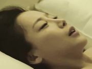 趁同学不在家 和他漂亮性感妈妈上床 硬鸡巴狂操熟女的屄穴