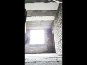 非常屌的90后白虎村姑和鲜肉级男主播户外野战太多蚊子了只好去人家的毛坯房里脱光了继续干