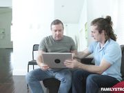 他妈的背后是Kelsey Kage