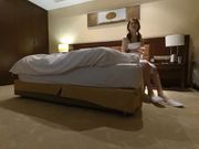 96年女神级童颜气质大学美女酒店援交土豪时被猛男各种高难度姿势狠狠爆操,干的美女腿发软躺那不动了!