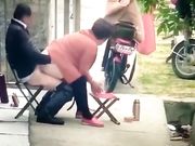 保安翻看监控农家小院大爷和姘头大白天在门前老汉推车一边看一边调侃