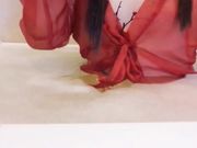 网红少女-三寸萝莉古典梅花透明肚兜浴缸挑逗诱惑教大家剃毛