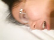 外表清纯的眼镜学妹看到惊人巨屌再也按奈不住内心的淫骚主动求草