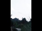 样子斯文的眼镜妹子和狼友讲述第一次给了爸爸，然后路上拦了一个推斗车的大叔去野战对白精彩