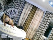 欧式风主题房平头大哥与白色连衣裙妹子开房啪啪啪姑娘有点矜持不脱裙子直接脱掉内裤被爆操表情享受女上猛摇