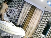 欧式风主题房平头大哥与白色连衣裙妹子开房啪啪啪姑娘有点矜持不脱裙子直接脱掉内裤被爆操表情享受女上猛摇