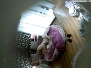 漂亮长发大学美女提前开好房间等异地男友进来后饥不可耐的猛操,刚干完美女换上性感情趣服还要,把男的累倒了