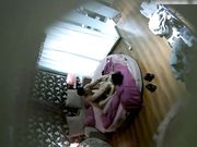 漂亮长发大学美女提前开好房间等异地男友进来后饥不可耐的猛操,刚干完美女换上性感情趣服还要,把男的累倒了