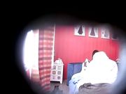 特色酒店偷拍屌丝男啪啪前让妹子张开腿掰开逼研究一下下面毛毛还挺黑的