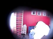 特色酒店偷拍屌丝男啪啪前让妹子张开腿掰开逼研究一下下面毛毛还挺黑的