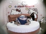 哈喽KT情趣房女友貌似很饥渴还没有脱好就把他按倒鸡巴吃得很有味