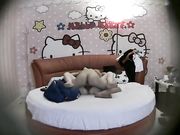 哈喽KT情趣房女友貌似很饥渴还没有脱好就把他按倒鸡巴吃得很有味