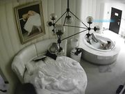 豪华浴缸房中年胖男约大学美女啪啪,有点爱不释手床上操完又到浴缸干