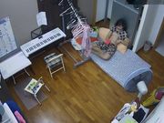 家庭网络摄像头TP妹子练完琴和男友手机视频自慰给对方看