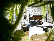 精品宾馆偷拍牛仔裤美女被男友操爽后主动女上位迎合!国语!