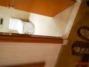 空虚富姐酒店开房洗澡勾引来送酒的服务生窗前看着夜景啪啪