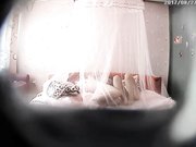 主题酒店娇小漂亮美女被男友来回爆操了5次,个子太高弯着腰还插不进去