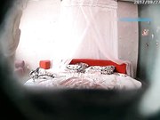 主题酒店娇小漂亮美女被男友来回爆操了5次,个子太高弯着腰还插不进去