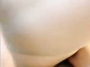 儿子性冲动把妈妈的肉色丝袜撕破了狂操妈妈的白虎逼