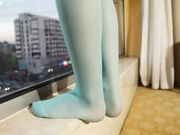性感女神阳台大胆自拍 私处隔着丝袜若隐若现