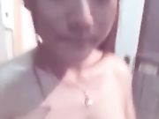 大一萌妹子为赚外快 直播洗澡