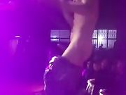 大舞台公开3P骚妇