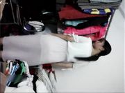 面带稚气小女生向某导演投简历验身材