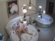 貌似中年包工头约性感漂亮的美女小蜜酒店开房,应该是好久没操了,美女澡还没洗就被抱到床上干