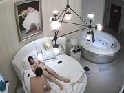 貌似中年包工头约性感漂亮的美女小蜜酒店开房,应该是好久没操了,美女澡还没洗就被抱到床上干