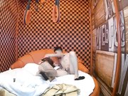 情趣炮房外表清纯眼镜妹提前开好房脱光等待男友到来很有情调穿上情趣套装啪啪激情69呻吟声太骚了