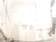 车站公共蹲便双视角偷拍各种类型美眉方便大白屁股又圆又大这镜头太刺激了