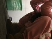 牛人潜入学院女厕偷拍到一个超可爱的粉色睡衣妹子入厕