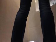 商场厕拍系列 几个妹子好像发现了被偷拍又不敢确定，只敢偷偷的喵一下