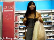 迪卡侬门事件女主角CB站中日混血妹在人来人往步行街露出服装店无遮挡试衣路边自慰喷水