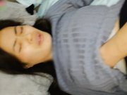 很会哄女孩屌丝出租房约啪眼镜白领姐姐穿个透明内裤真骚蝴蝶逼摸湿内裤扒个缝鸡鸡往里插搞到潮喷内射