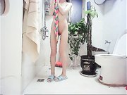 清纯宥菈正在直播洗澡时被男友拉到床上狂操