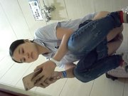 坐盗市最新流出电信营业厅女厕TP黑丝美眉的内裤貌似有很多分泌物仔细擦拭