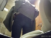 外站最新流出岛国大神国内某高级快餐厅TP女员工和女顾客方便皮裤俏皮小美女惹人爱女员工尿频入镜3次